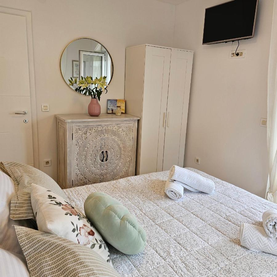 אומיס Apartman River Breeze מראה חיצוני תמונה