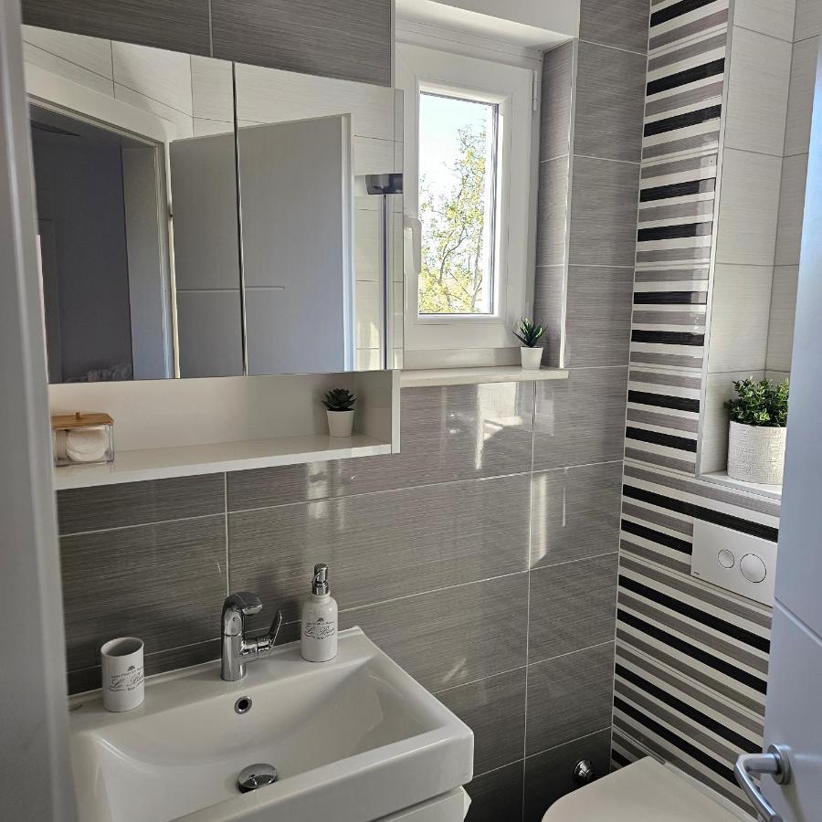 אומיס Apartman River Breeze מראה חיצוני תמונה