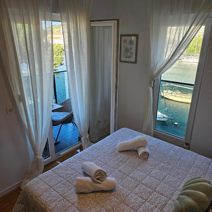 אומיס Apartman River Breeze מראה חיצוני תמונה