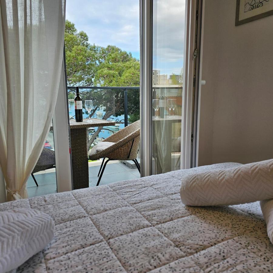 אומיס Apartman River Breeze מראה חיצוני תמונה