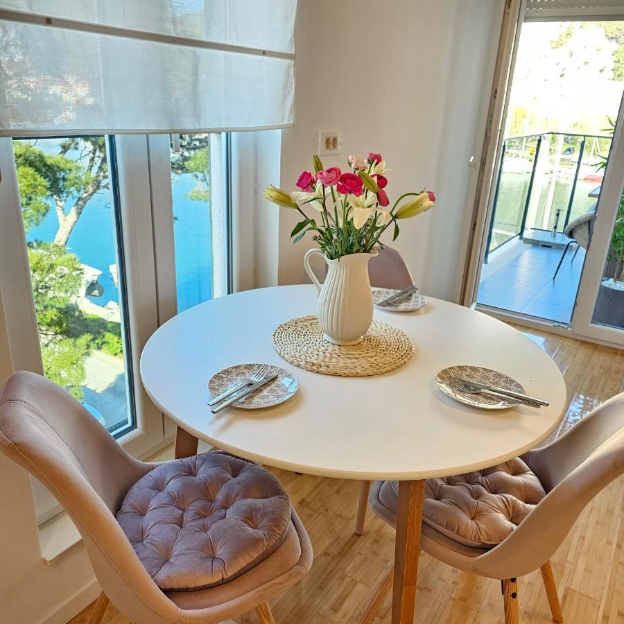אומיס Apartman River Breeze מראה חיצוני תמונה