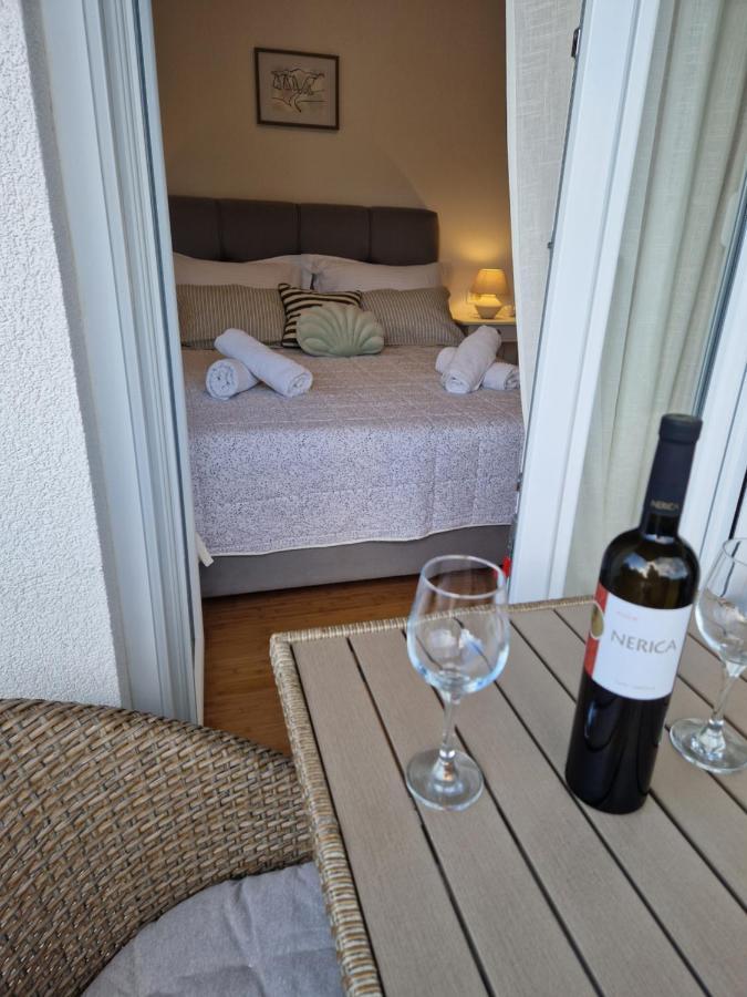 אומיס Apartman River Breeze מראה חיצוני תמונה
