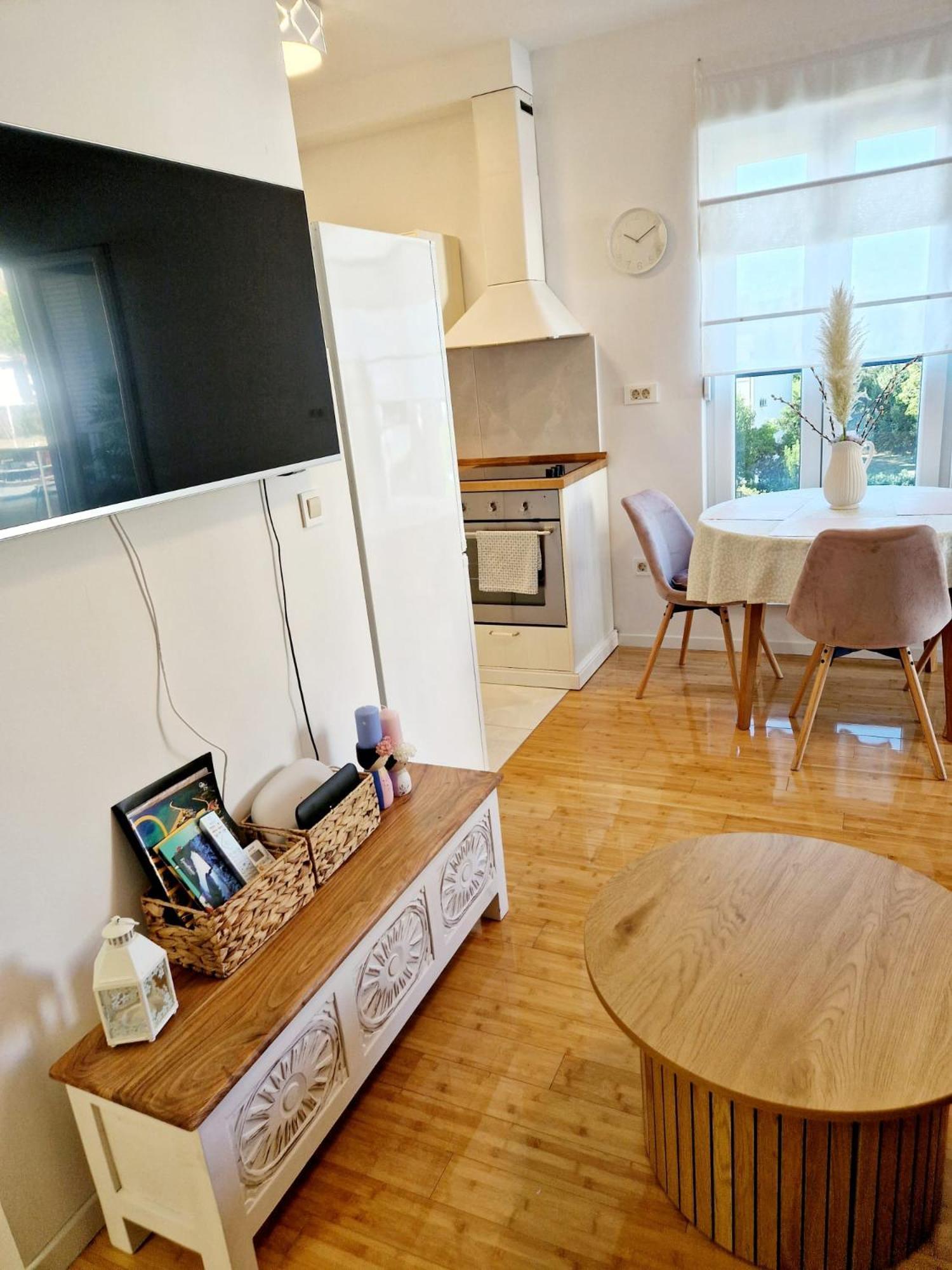 אומיס Apartman River Breeze מראה חיצוני תמונה